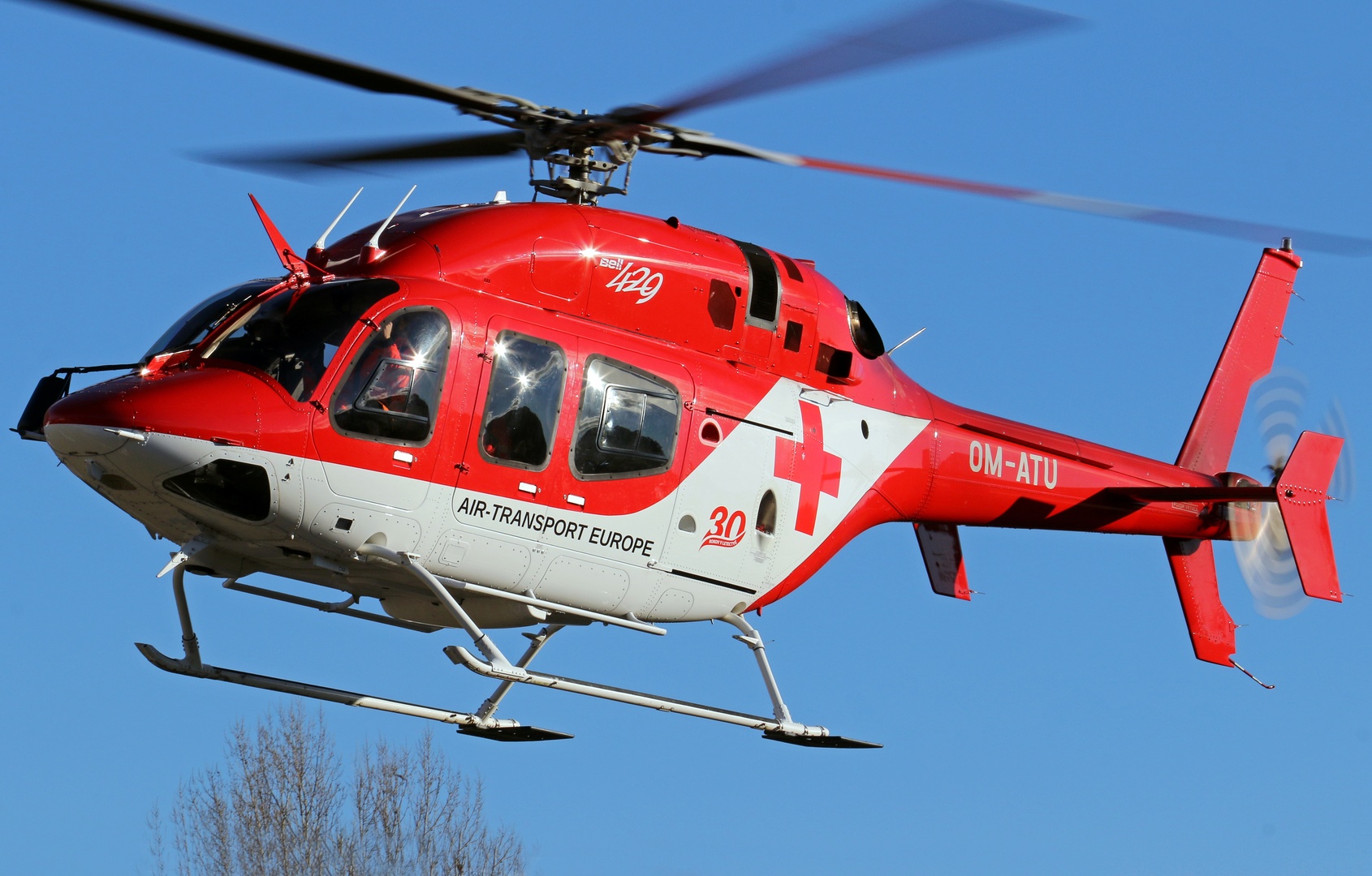 Pri zráže dvoch vozidiel pri Lučenci zasahoval aj záchranársky vrtuľník