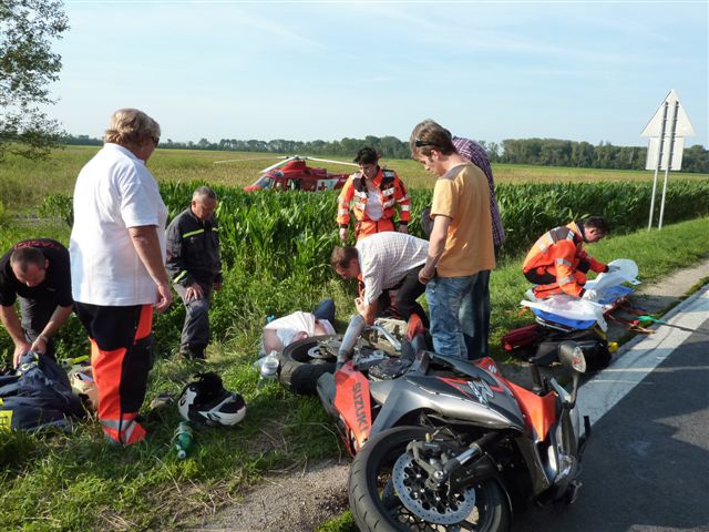 Nehoda motocyklistu na ceste medzi Veľkým Mederom a Čilišskou Radvaňou